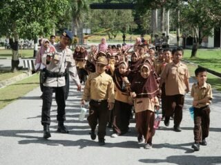 Kunjungan Anak SD Insan Mandiri Kendari, Brimob Sultra Kenalkan Tugas Pokok Korps Brimob Polri