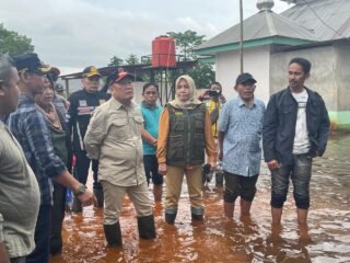 Tinjau Lokasi Banjir Kecamatan Pondidaha, Pj Bupati Konawe Lakukan Hal Ini