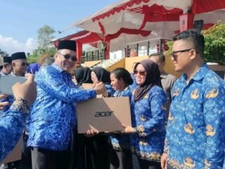 Ruksamin Serahkan Laptop Kepada Guru ASN dan P3K Konawe Utara