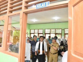 Sekda Herman Suryatman Tinjau Uji Coba Program Makan Siang Bergizi Siswa SD di Sumedang