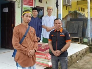 Kunjungi Santri, F-PRB dan PWI Konut Serahkan Bansos di Ponpes Hidayatullah dan Pondok Tahfizul Qur'an Abudarda