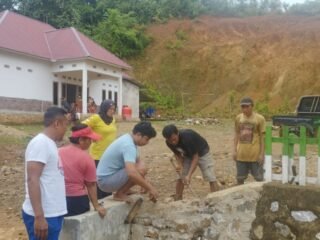 Menjelang Bulan Suci Ramadhan, Pemdes Sambandete Gelar Gotong Royong Bersih-Bersih Masjid Al- Amin