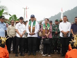 Bupati Konut dan Wakilnya Dampingi Kunjungan Wamen Transmigrasi di Desa Trans Sambandete