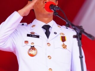 Meski Diguyur Hujan, Bupati Konawe Utara Pimpin Upacara HUT RI ke-80 dengan Khidmat
