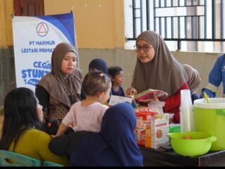 PT. MLP Gelar Penyuluhan dan Beri PMT, Dukung Upaya Pencegahan Stunting di Desa Lameruru