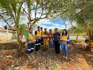 PT KES SK 321 Salurkan Bantuan Pembangunan Pura Pucak Sari di Desa Tambakua