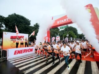 Dari Perayaan ke Aksi Nyata, 3.000 Enervon Family Immunity Kit  Disalurkan ke Tujuh Daerah di Indonesia
