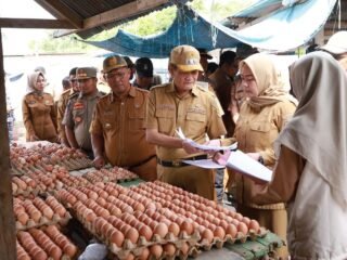Operasi Pasar Dipimpin Wabup Abuhaera, Pemkab Konut Pastikan Harga Pangan Terkendali Jelang Lebaran