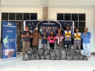 PT Kembar Emas Sultra Salurkan Paket Lebaran untuk Warga Desa Lameruru