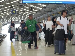Di Balik Ramainya Angkutan Lebaran 2026, Ratusan Porter Hadir Berikan Kenyamanan di wilayah Daop 2 Bandung