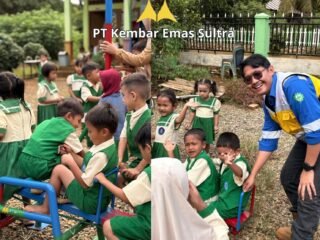 PT Kembar Emas Sultra Perkuat Pendidikan Usia Dini, Salurkan APE Luar Ruangan untuk PAUD Cikal Bangsa Alenggo