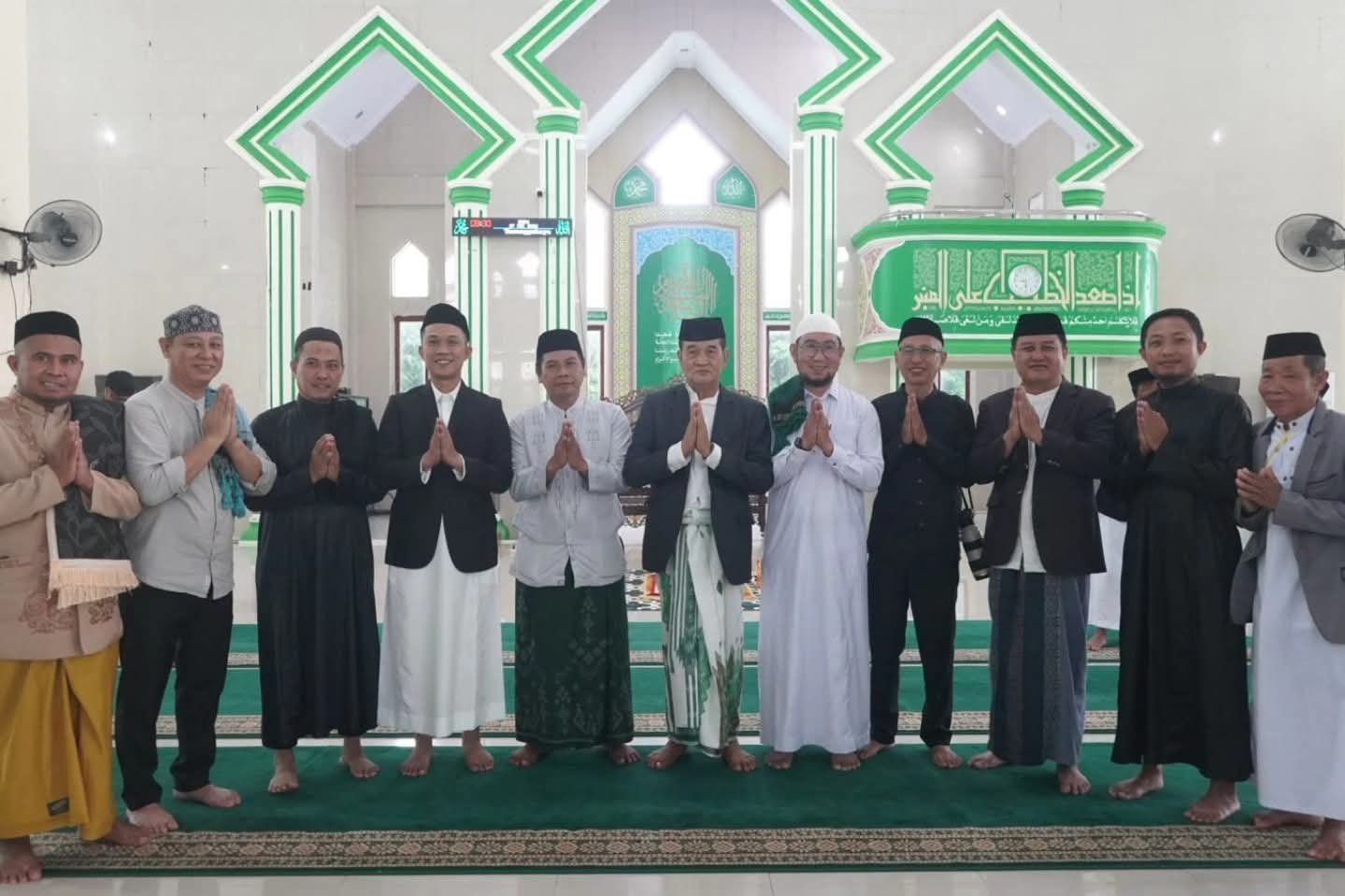 Bupati dan Wabup Konut Shalat Idul Adha Bersama Warga di Masjid Raya Babussalam Bupati dan Wabup Konut Shalat Idul Adha Bersama Warga di Masjid Raya Babussalam