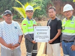 PT Bumi Konawe Minerina Serahkan Pembangunan Drainase di Desa Tapunggaya