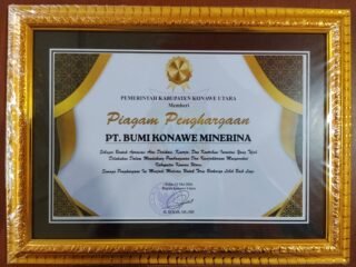 Kolaborasi Program PPM Berkelanjutan, PT Bumi Konawe Minerina Raih Penghargaan dari Bupati Konawe Utara