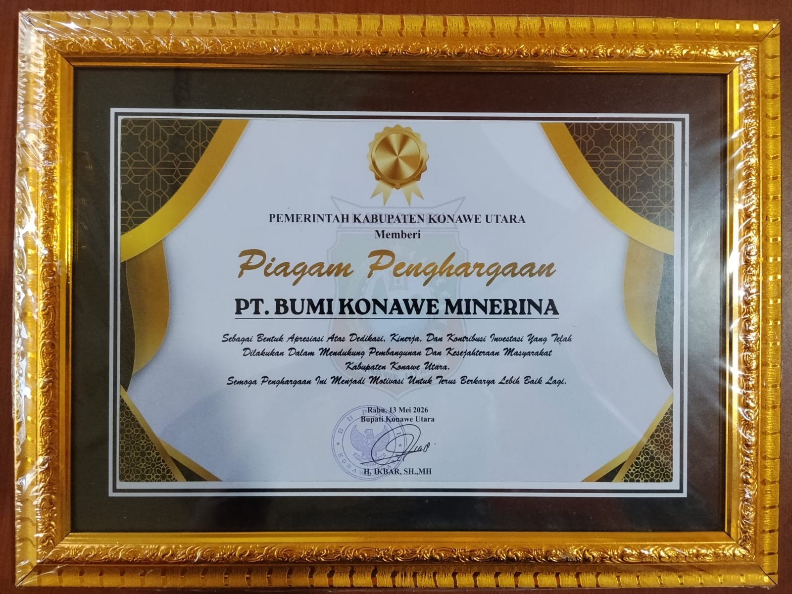 Kolaborasi Program PPM Berkelanjutan, PT Bumi Konawe Minerina Raih Penghargaan dari Bupati Konawe Utara