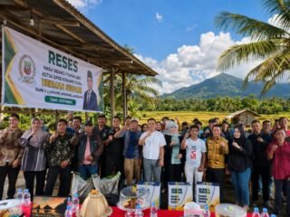 Ketua DPRD Konut Jemput Aspirasi Petani di Landawe, Salurkan 25,5 Ton Pupuk dan 50 Sprayer