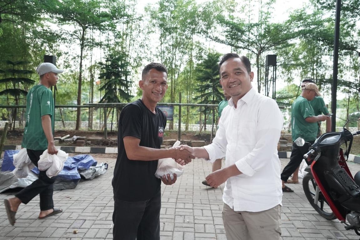 Momen Iduladha, LRT Jabodebek Distribusikan Daging Kurban kepada Warga & Yayasan Sekitar Operasional Momen Iduladha, LRT Jabodebek Distribusikan Daging Kurban kepada Warga & Yayasan Sekitar Operasional