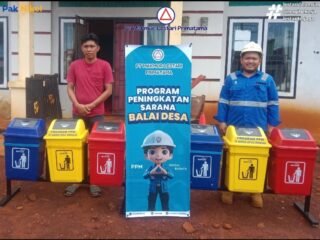 PT MLP Salurkan Fasilitas Tempat Sampah untuk Desa Molore dan Molore Pantai, Dorong Kesadaran Kebersihan Warga