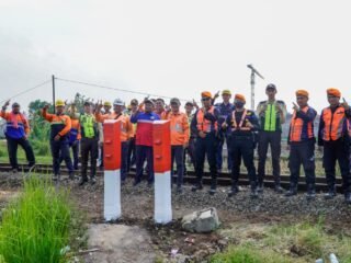 KAI Bersama Unsur Kewilayahan Perkuat Keselamatan dengan Penataan Akses Jalur Kereta di Kampung Cipondang