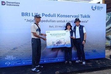 BRI Life Gelar Pelepasan Tukik, Dukung Konservasi Penyu  di Pantai Kuta Bali
