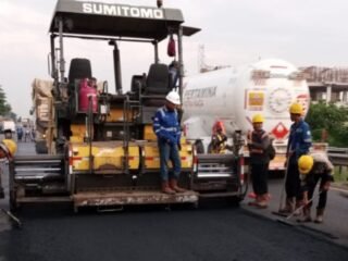 TINGKATKAN KUALITAS PERKERASAN JALAN, PT JASAMARGA TOLLROAD MAINTENANCE LAKSANAKAN PEKERJAAN PEMELIHARAAN DI RUAS TOL SEMARANG