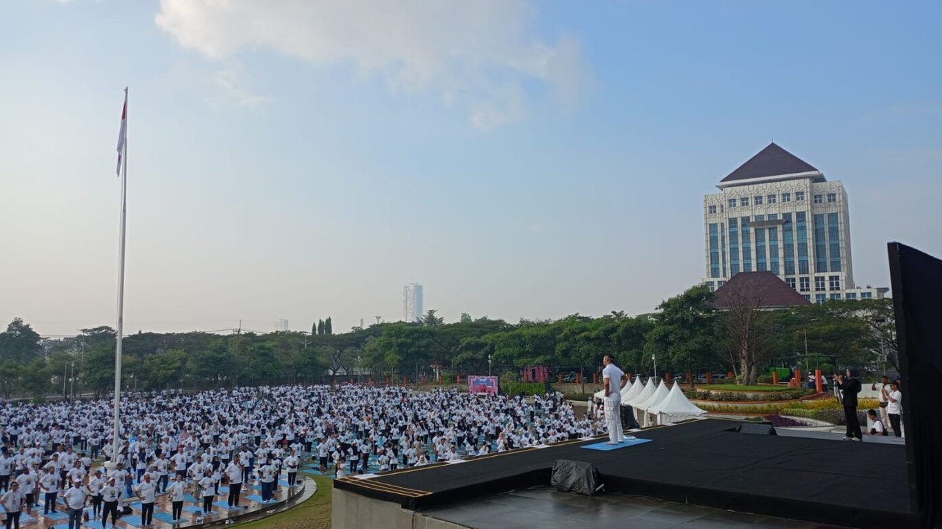 Didukung Embassy of India, Unesa Pecahkan Rekor MURI dengan Peserta Disabilitas Terbanyak dalam Yoga Bersama