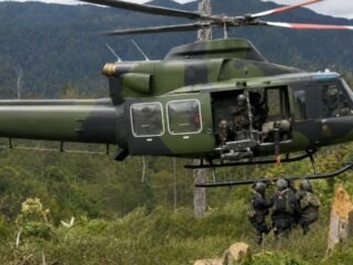 Di Tengah Ancaman Konflik, 11 Prajurit Koops TNI Habema Evakuasi Warga Ugimba dengan Dua Helikopter